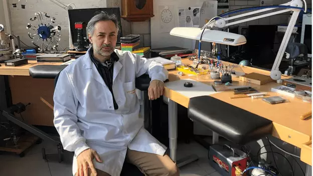 Photo de monsieur Picchi dans son atelier.